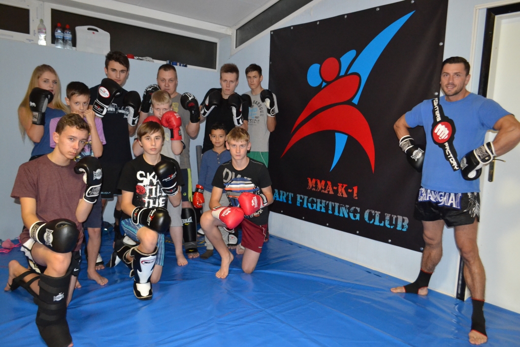 Aizkraukles kikboksa kluba “ArtFighting” treneris Oļegs Fjodorovs (no labās) un viņa audzēkņi.
Autors: Guna Skaistkalne