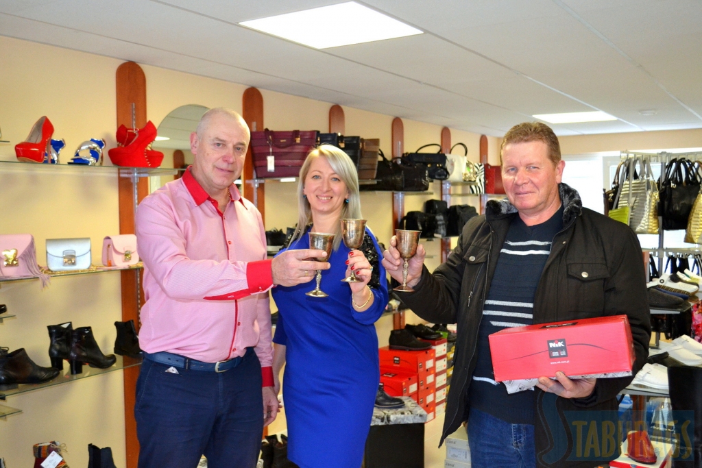 Ar torti un šampanieti. Pirmais pircējs jaunajā veikalā bija secietis Aleksandrs (no labās). Viņš no Līgas un Igora saņēma vērienīgu atlaidi un atklāšanas pasākuma šampanieti sudraba biķerī.
Autors: Imants Kaziļuns