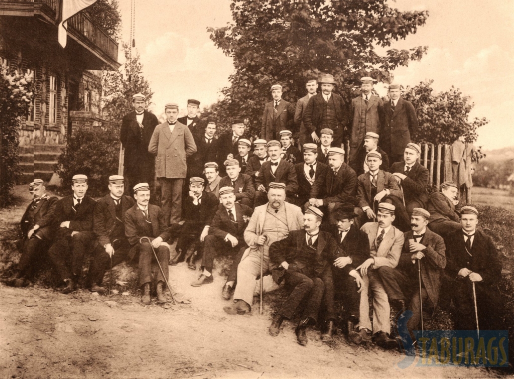 Korporācijas “Talavia” saiets Stukmaņos 1914. gada pavasarī. Pirmajā rindā vidū — J. Rumpe (gaišā uzvalkā).                                                                                                                                                  
Autors: no www.data.lnb.lv