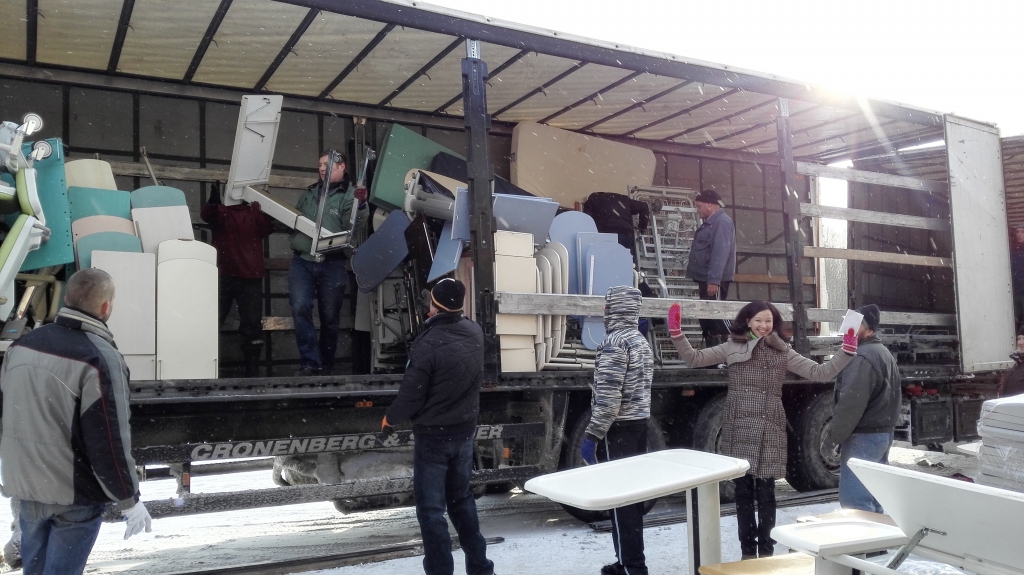 VĒRTĪGA KRAVA. Jau šodien pansiju seniori guļ jaunatvestajās gultās, izmanto jaunos skapīšus, pielāgojamos galdiņus un citas medicīniskās mēbeles un iekārtas, kas tika saņemtas labdarības kravā no Francijas. Par to prieks arī biedrības “NSUS” vadītājai Līgai Uzulniecei (no labās).                                          
Autors: no biedrības “NSUS”