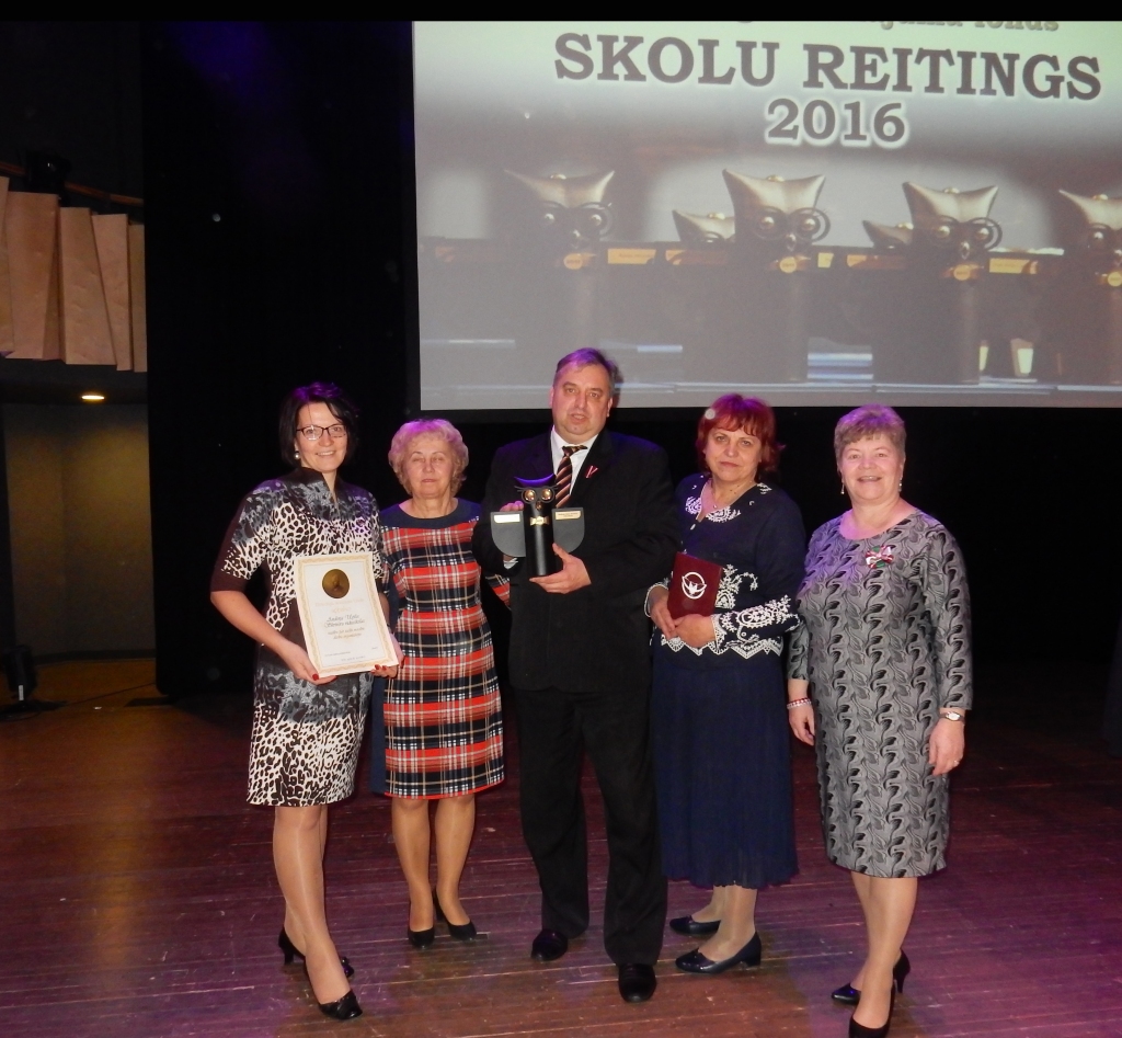 Ar Lielo pūci. Skolotājas Ilze Gaņina (no kreisās), Raisa Skrimble, skolas direktors Aldis Rakstiņš, skolotājas Agrita Sakse un Daiga Martinsone.                                                                                                     

Autors: no skolas arhīva