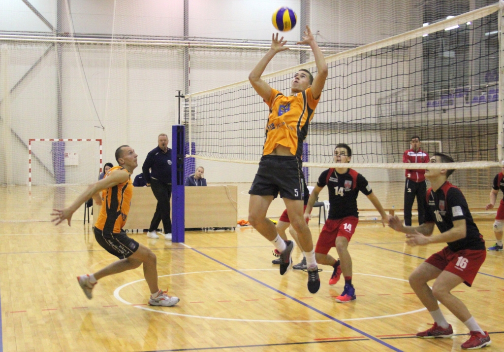 Nu tik būs! Vienība “VK Aizkraukle” sīvākā cīņā, kā gaidīts, pārspēja grupas pastarīšus — komandu “Aizpute”.
Autors: Viesturs Kaktiņš