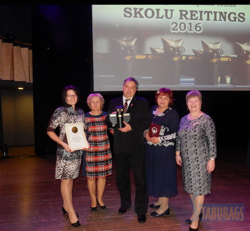 Ar Lielo pūci. Skolotājas Ilze Gaņina (no kreisās), Raisa Skrimble, skolas direktors Aldis Rakstiņš, skolotājas Agrita Sakse un Daiga Martinsone.                                                                                                         

Autors: no skolas arhīva