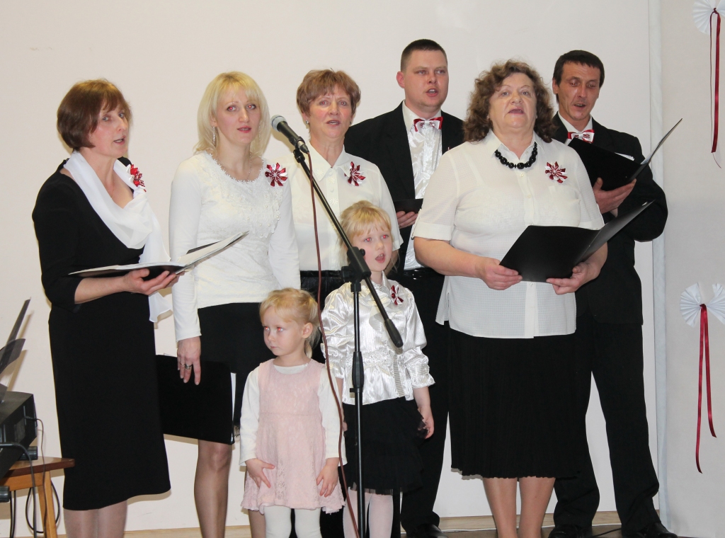 Dziedošie staburadzieši. Staburaga saieta nama piecu gadu jubilejā sirsnīgā koncertā kopīgās dziesmās vienojās lieli un mazi staburadzieši. Īpašs sveiciens svētkos cilvēkiem bija Staburaga amatierteātra “Pirmā prognoze” jauniestudējums “Dāvana tantei”.                                    
Autors: Elita Brovacka