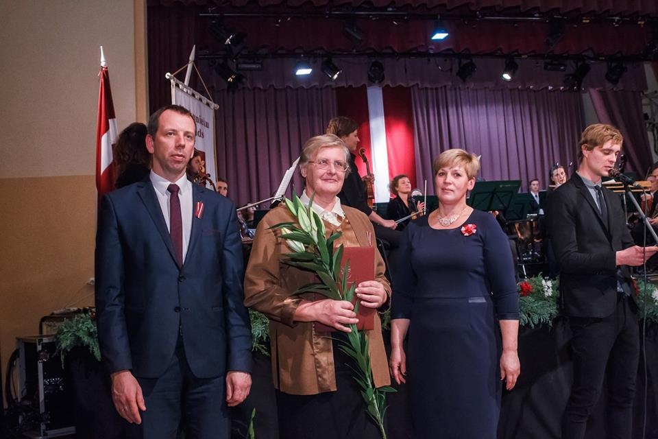 Kurmenieti Ildzi Mašinsku (vidū) sveic Vecumnieku novada domes priekšsēdētāja Aiga Saldābola un viņas vietnieks Jānis Kovals.                                                                                                                                      
Autors: A. Zuika