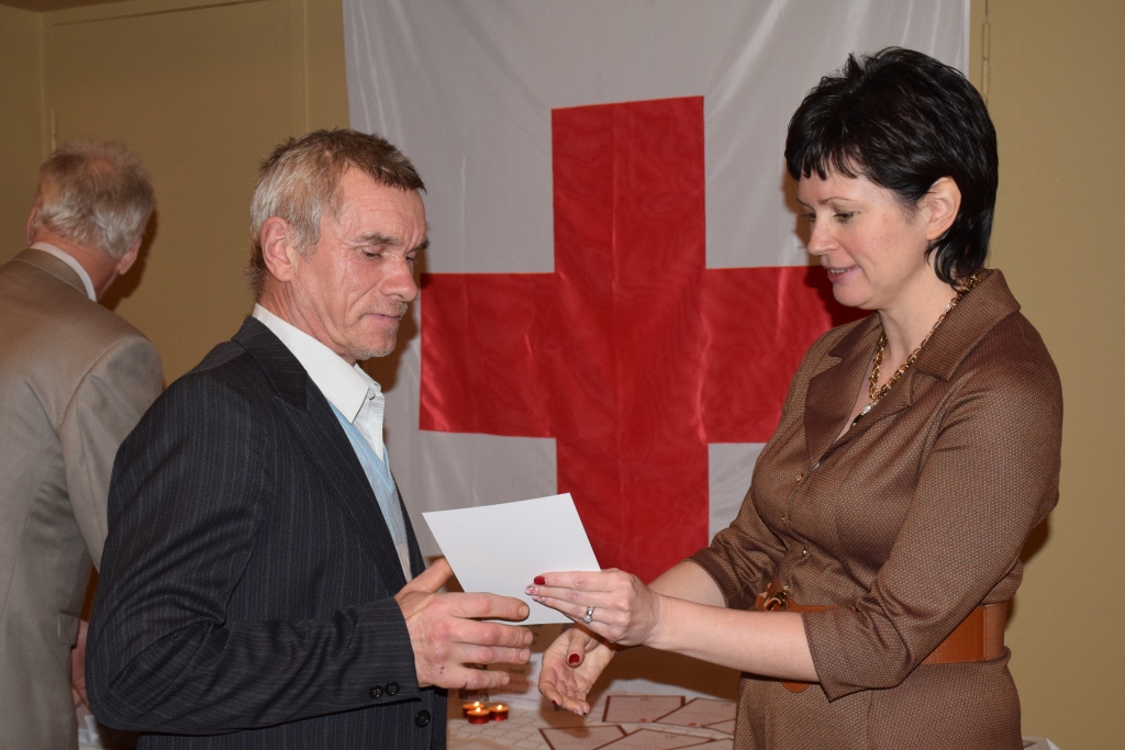 Asinis ziedo gandrīz 100 reižu. Aizkrauklietim, ilggadējam donoram Viktoram Rudasam II pakāpes diplomu pasniedz LSK Aizkraukles komitejas izpilddirektore Natālija 
Autors: Imants Kaziļuns