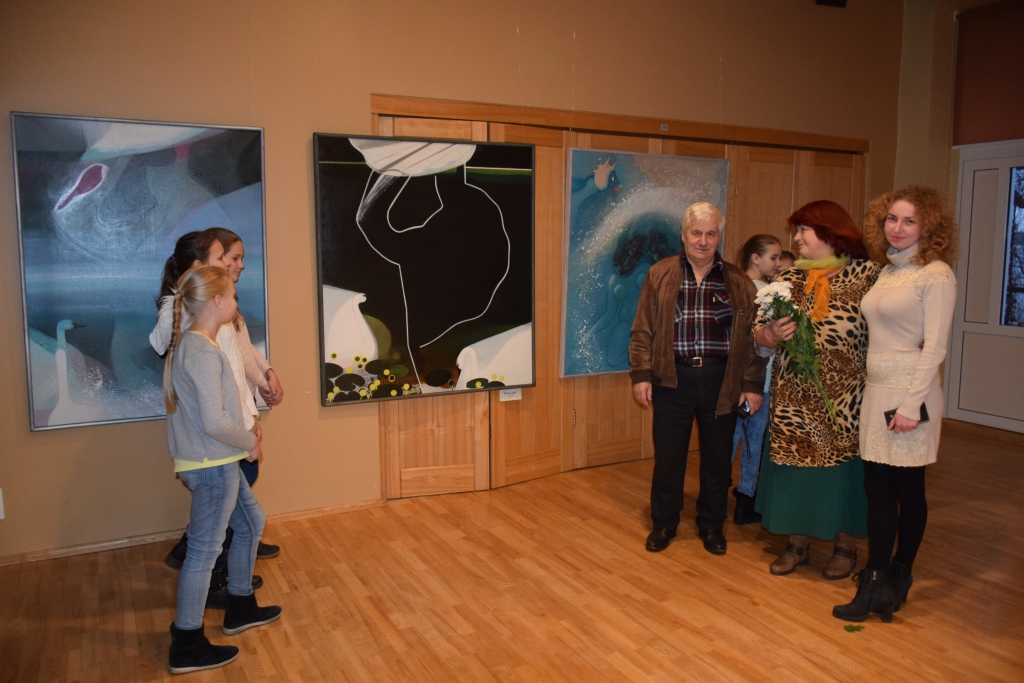 Vieni no sirdij dārgākajiem darbiem. Izstādes atklāšanā Pēteris Postažs kopā ar Aizkraukles Mākslas skolas skolotājiem un audzēkņiem pie gleznām “Gulbju ezers” un “Melnais gulbis”.
Autors: Imants Kaziļuns