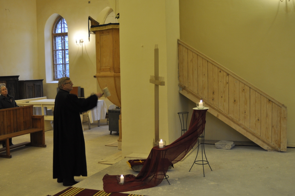 Svinīgs brīdis. Krustu iesvētīja  mācītājs  Valdis Baltruks.