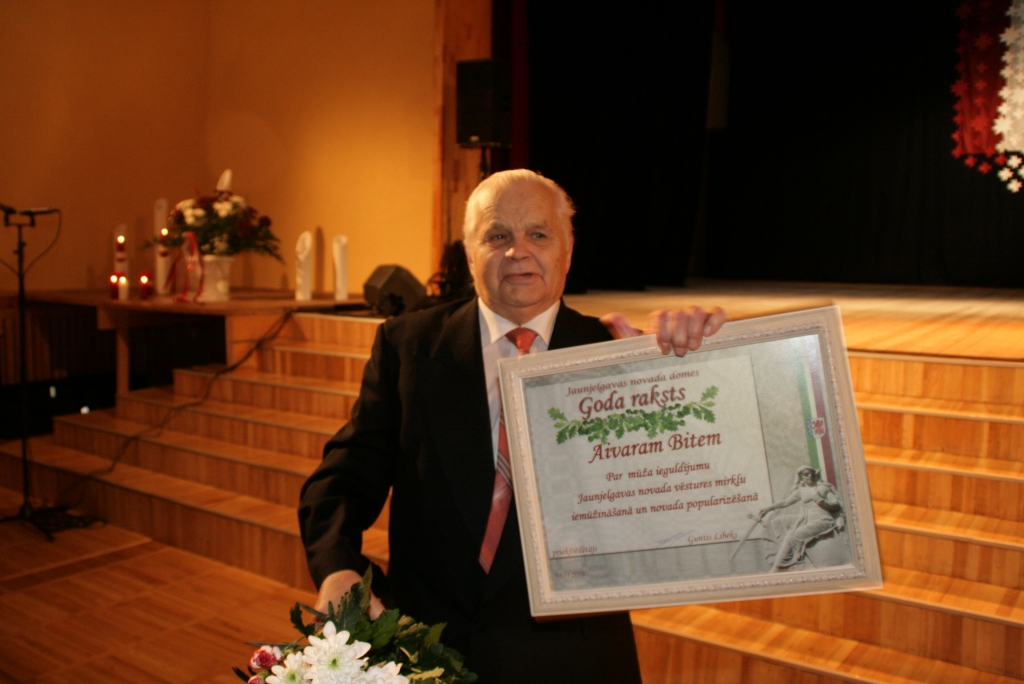 AIVARS BITE savas 80. jubilejas mēnesī saņēma divus apbalvojumus. Viņš bilst, ka fotografēšanas dēļ ieguvis gan daudz draugu, gan ienaidnieku.                                                                                 
Autors: Edvīns Boķis