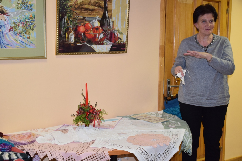 Annas Bangas smalkie izšuvumi līdz decembrim apskatāmi Kokneses bibliotēkā. Izstādes galdu rotā arī Annas kundzes darinātā svētku kompozīcija. Savas prasmes un zināšanas viņa ir gatava sniegt arī citiem.
