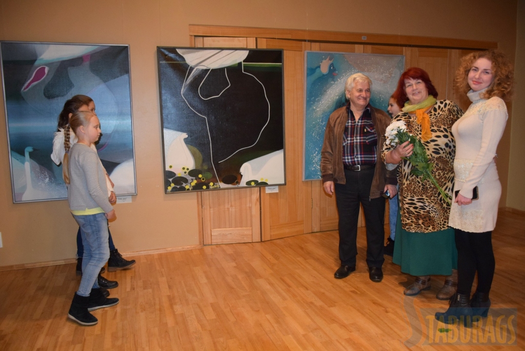 Pēteris Postažs kopā ar Aizkraukles Mākslas skolas audzēkņiem un skolotājām.