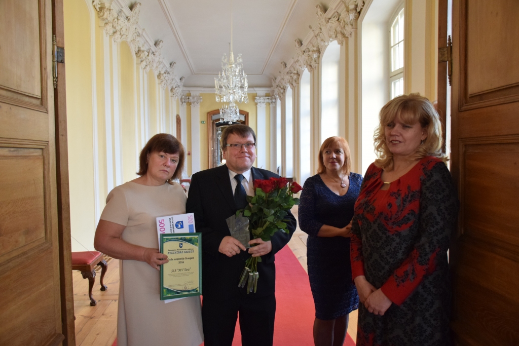 Viens no lielākajiem novadā. Ināra Krūmiņa (no kreisās), uzņēmuma “MV Tara” valdes loceklis Mārtiņš Krūmiņš, Jaunjelgavas novada kultūras nama direktore Anita Ostrovska un novada domes attīstības un projektu nodaļas vadītāja Gundega Vēvere.