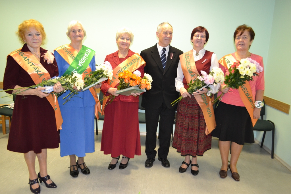 KONKURSS NOSLĒDZIES! Katrai dalībniecei — lente ar iegūtā titula nosaukumu. No kreisās — “Elegantākā vecmāmiņa” Zenta Eriņa, “Iedvesmojošākā vecmāmiņa”  Lita Grīnbārte, kura kļuva arī par skatītāju simpātiju, “Vispusīgākā vecmāmiņa” Dzidra Kārkliņa, dāmu dancinātājs Jānis Kuciks, “Lieliskākā vecmāmiņa” Mirdza Elste un “Atraktīvākā vecmāmiņa” Dzidra Rītele. 
Autors: Guna Mikasenoka