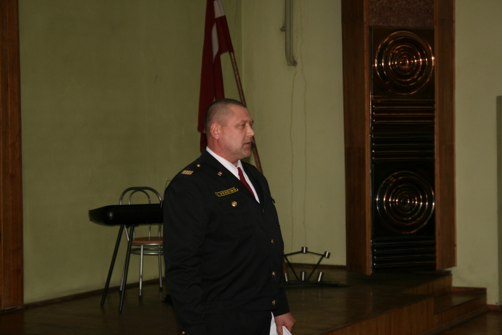 PATEICĪBA par priekšzīmīgu dienesta uzdevumu izpildi svinīgajā pasākumā Bauskā izteikta VUGD Aizkraukles daļas ugunsdzēsējam glābējam Zigmāram Vērdiņam.                                          
Autors: Viktors Gailis