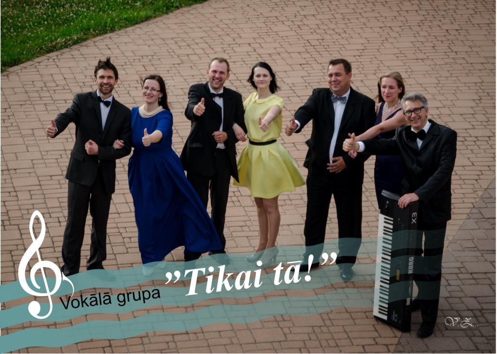 ĪSTIE CILVĒKI LĪDZĀS — tas ir viens no nosacījumiem, kāpēc grupas dalībnieki tik veiksmīgi sadziedājušies. No labās — grupas vadītājs Jānis Ostrovskis, Dace Brīgere, Dairis Vorslavs, Una Arbidāne, Ainārs Uzulnieks, Zane Romanova un Jānis Cielavs.
Autors: Valdis Zvirgzdiņš