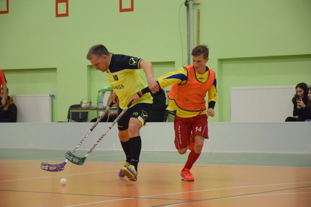 Turnīrs sācies! “Silarožu” florbola čempionāta pirmajā spēlē tikās čempionāta “vaininieki” — vienība “Silarozes” —  un komanda “Fans”.
Autors: Viesturs Kaktiņš