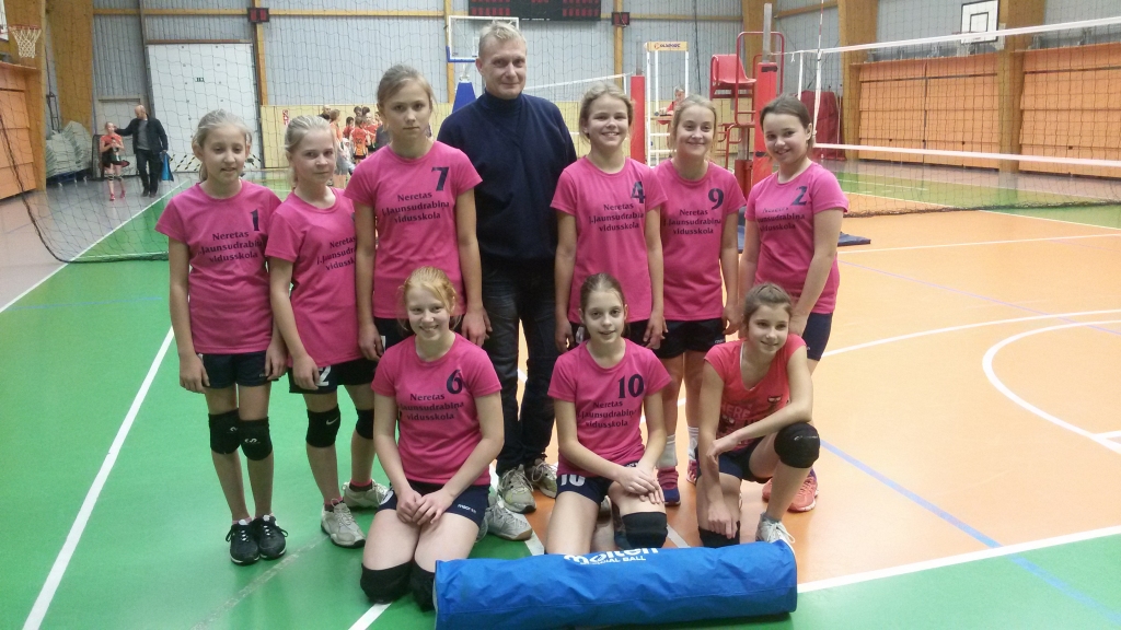Neretas vidusskolas jaunās volejbolistes kopā ar treneri Imantu Silavu Cēsīs.            
Autors: no komandas 