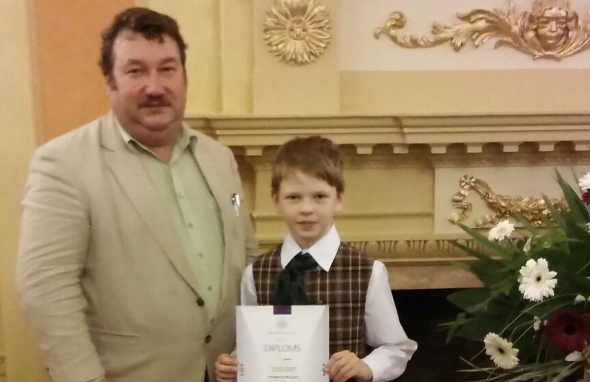 Dižā stāstnieka titula ieguvējs Kristiāns Bērziņš ar vienu no konkursa “Teci, teci, valodiņa” žūrijas komisijas dalībniekiem Andreju Svilānu.

Autors: Ligita Veļčinska