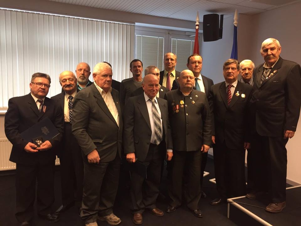 Piemiņas zīme nesavtīgajai rīcībai. Attēlā — Aizkraukles novada černobilieši svinīgajā pasākumā, iekšlietu ministrs Rihards Kozlovskis, Aizkraukles mērs Leons Līdums.                                                                                                                                                                            
Autors: no Aizkraukles novada domes