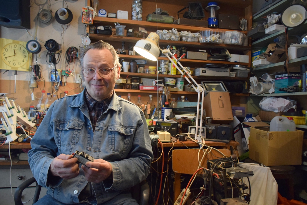 Kā mūks savā cellē. Andreju Lasi rāmākajos brīžos var satikt Skrīveru kultūras centra viselektriskākajā telpā.
Autors: Imants Kaziļuns