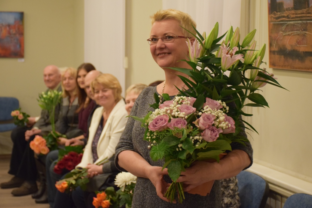 Pirmā personālizstāde. Žanna Ozoliņa izstādes atklāšanas dienā Skrīveros starp savējiem. 

Autors: Imants Kaziļuns