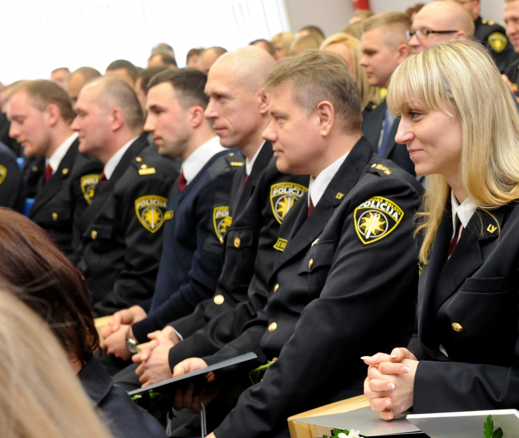 Svinīgajā pasākumā Jelgavā. No labās — Aizkraukles policijas iecirkņa darbinieki Kristīne Kļaviņa, Elmārs Vorslavs, Vilnis Rubiķis, Viktors Savčenkovs, Rimants Masiulis, Ainārs Paeglis.
Autors: Raitis Puriņš