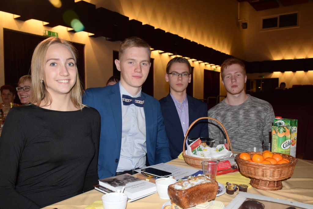 Novada aktīvie jaunieši. Laura Timko, Austris Pļaviņš, Roberts Andžāns un Valts Piļāns.