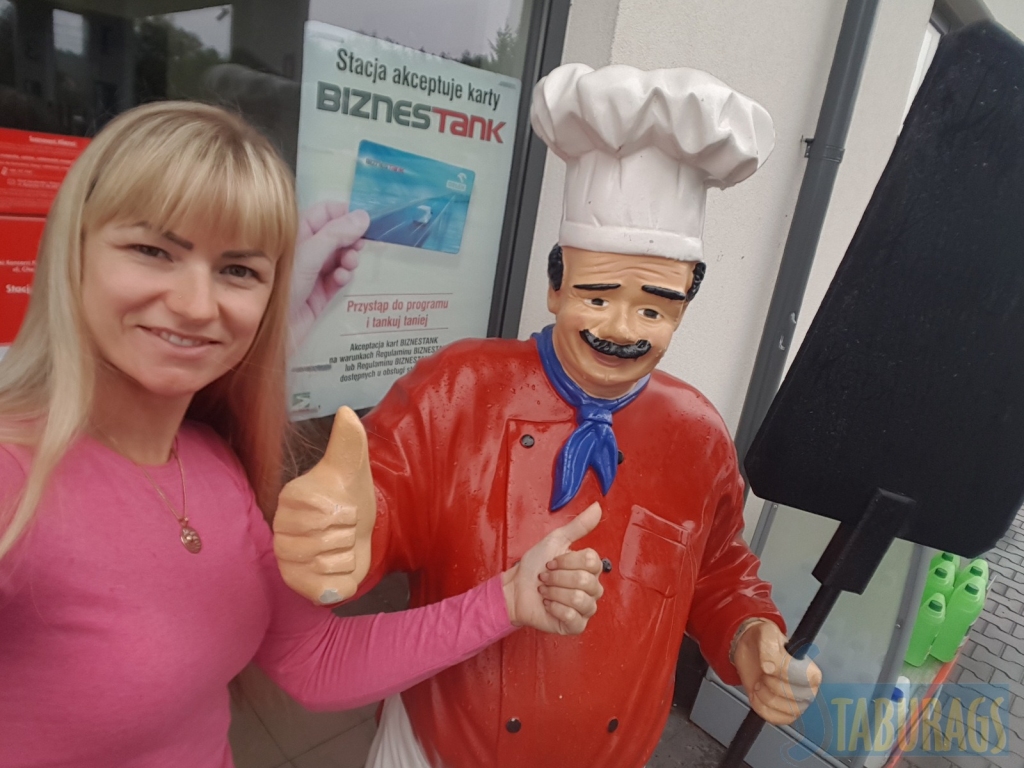 IENĀC, NENOŽĒLOSI! “Šādus pavāriņus Polijā pie degvielas uzpildes stacijām varēja redzēt diezgan bieži. Tā bija norāde, ka te var baudīt mājas virtuves ēdienus. Tik garšīgu tomātu un burkānu zupu kā Polijā nekur neesmu ēdusi,” teic Vineta.
Autors: no Vinetas albuma