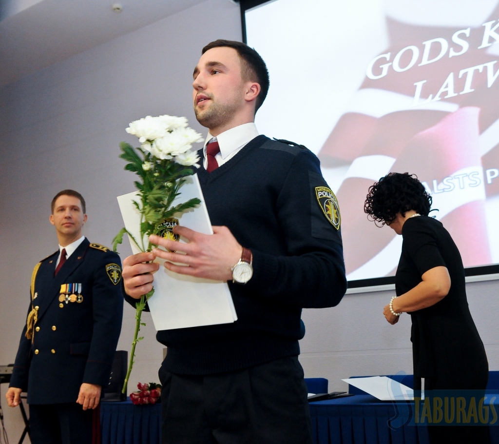 Valsts policijas pateicību saņēma  Aizkraukles iecirkņa Kriminālpolicijas nodaļas jaunākais inspektors kaprālis Viktors Savčenkovs.
Autors: Raitis Puriņš