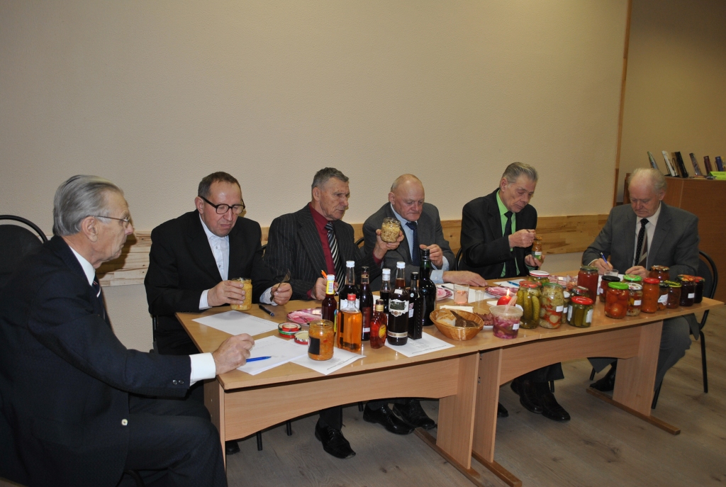 Biedrības “Pļaviņu pļāvēji” vīriem bija lieliska iespēja baudīt vietējo saimnieču gatavotos konservus tik plašā klāstā. Reti gadās tikt pie tādas bagātības.