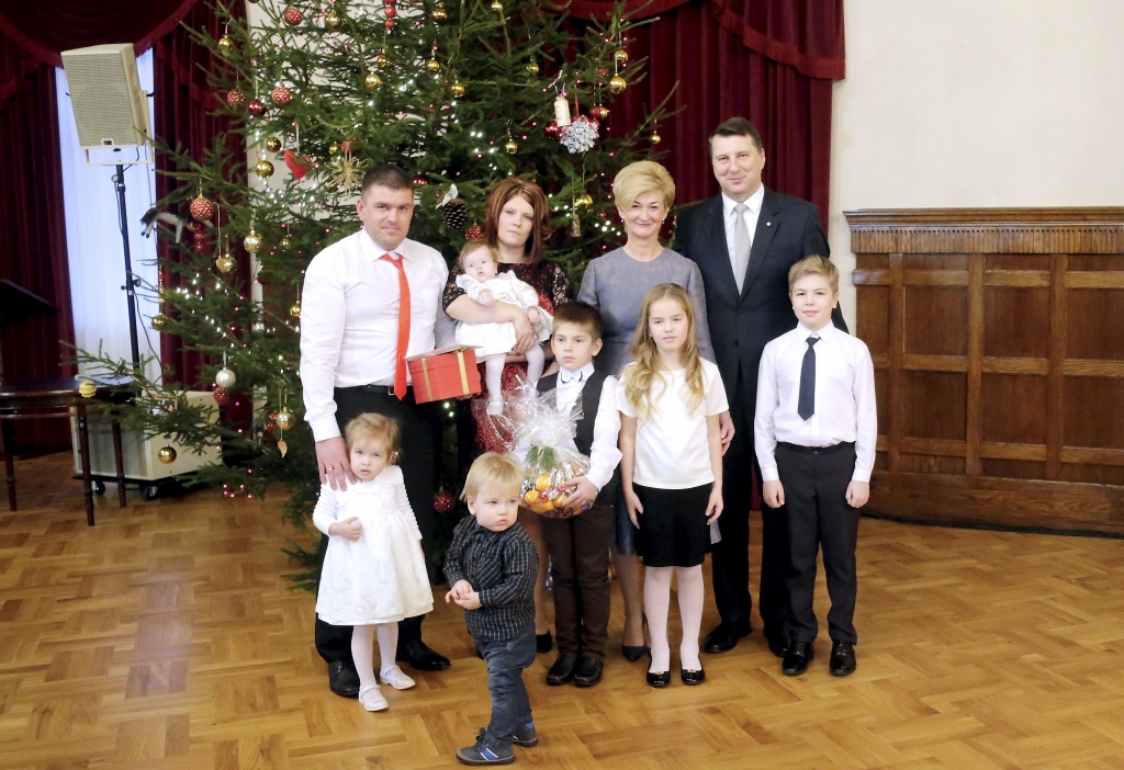 Neretas dižģimene. Ošiņu tēvs Juris (otrajā rindā no kreisās), mazā Paula, mamma Indra, Valsts prezidenta kundze Iveta Vējone, Valsts prezidents Raimonds Vējonis, Egita (pirmajā rindā no kreisās), Artūrs, Valters, Alise un Markuss.