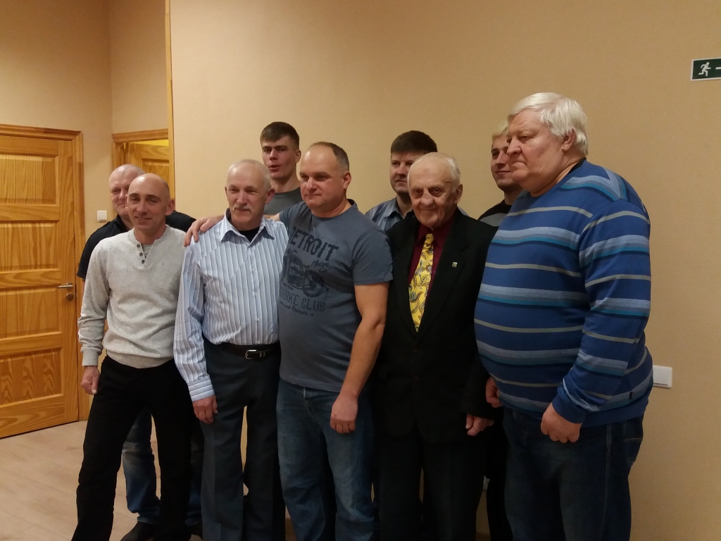 KOPĀ INTERESANTI — jaunākiem un pieredzējušiem motobraucējiem. Vidū — Normunds Jukša.
Autors: Sandra Pumpure