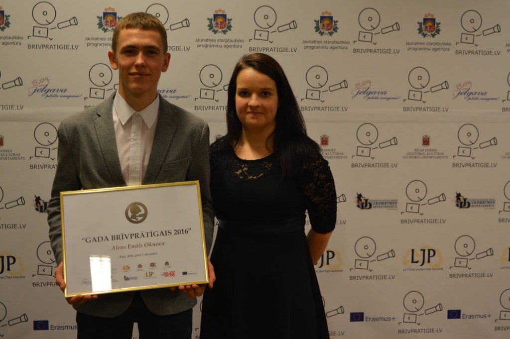 PELNĪTA ATZINĪBA. Alenu Emīlu Oknovu svinīgajā pasākumā sveica arī Aizkraukles novada jaunatnes lietu speciāliste Aiva Laduša.                                                

Autors: no pasākuma organizatoriem