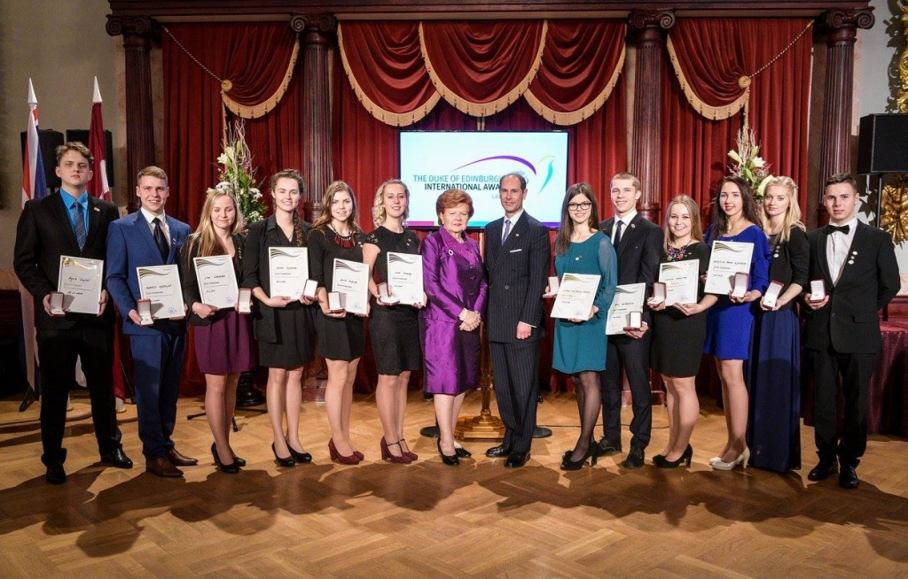 ZELTA JAUNIEŠI. Apbalvojamo vidū ir arī skrīverietes: Ieva Cedere (līdzās Vairai Vīķei-Freibergai) un Laura Viktorija Vorpa — līdzās princim Edvardam.                                                                                         
Autors: Ilmārs Znotiņš