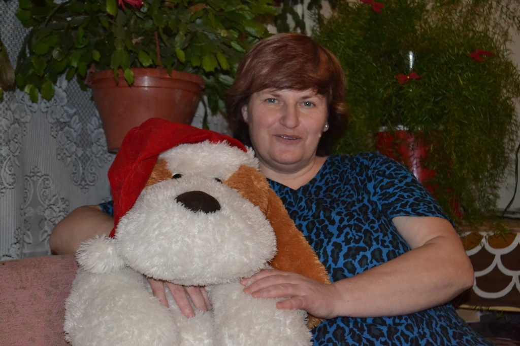 JUBILĀRE Sarmīte Madlinska vienā dienā svin vārda un dzimšanas dienu. Pērn svētkos bērni viņai uzdāvināja rotaļu suni, un ar to arī top jubilejas bilde. 
Autors: Elita Brovacka