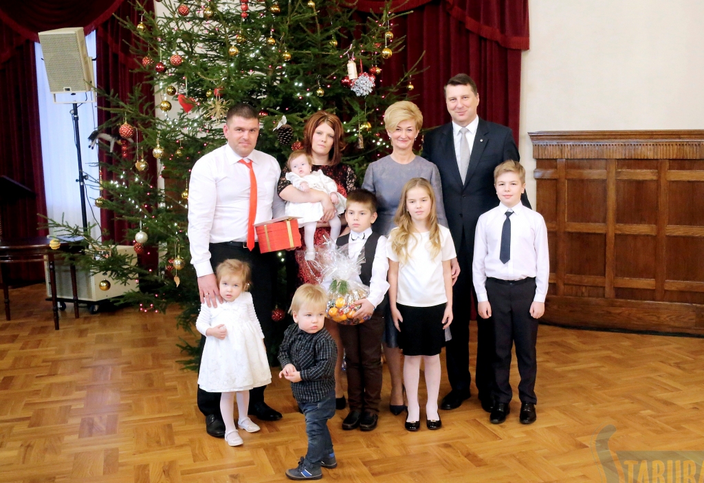 Neretas dižģimene. Ošiņu tēvs Juris (otrajā rindā no kreisās), mazā Paula, mamma Indra, Valsts prezidenta kundze Iveta Vējone, Valsts prezidents Raimonds Vējonis, Egita (pirmajā rindā no kreisās), Artūrs, Valters, Alise un Markuss.
Autors: Toms Kalniņš