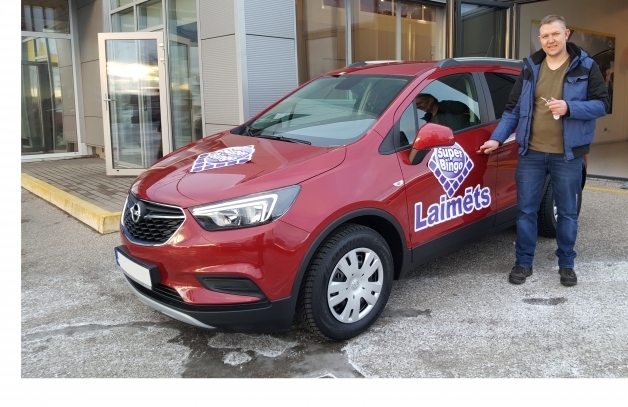 Aizkrauklietis Dainis Britāns ar laimēto automašīnu Opel Mokka X.

Autors: www.latloto.lv