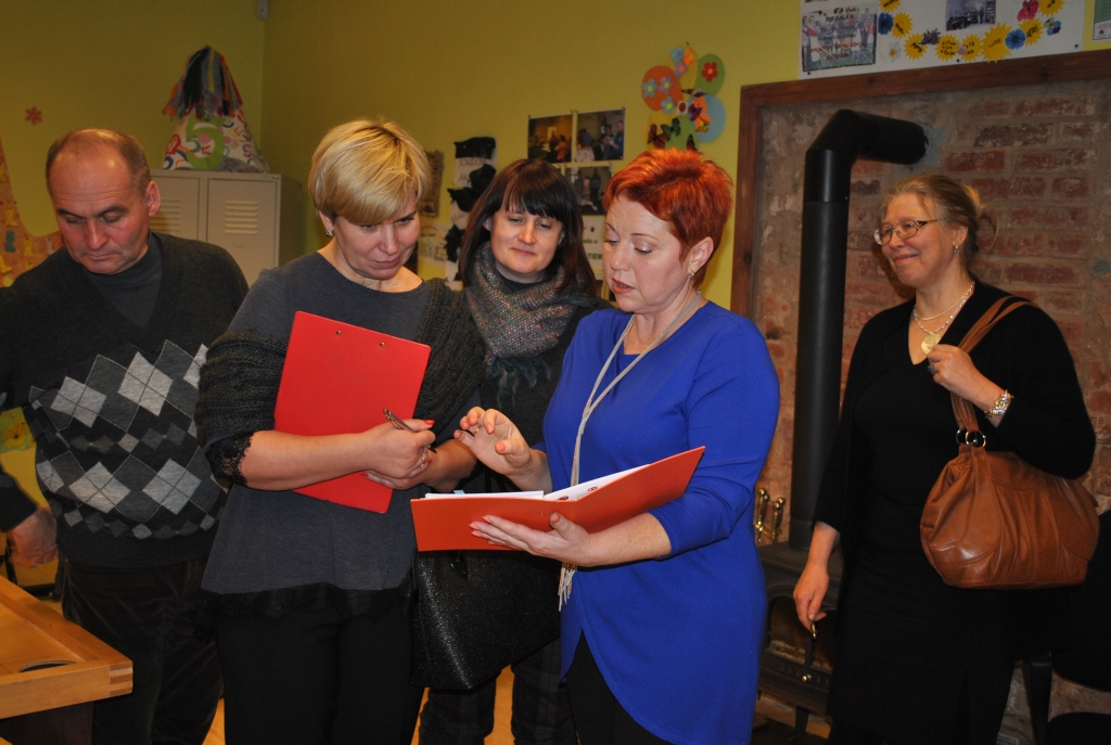 SADARBĪBA. Viesus ieinteresēja jauniešu centra “Ideja” vadītājas Ināras Upenieces (otrā no labās) stāstītais. 
Autors: Sandra Pumpure