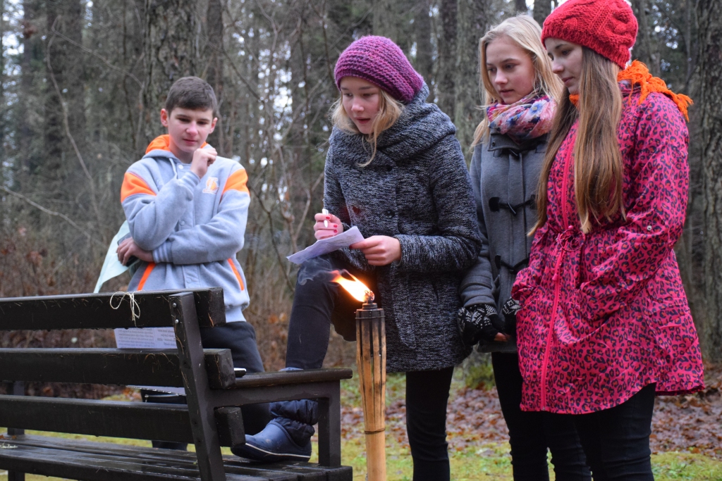 Pie kontrolpunkta. Sunākstes pamatskolas 8. klases skolēni Gatis (no kreisās), Elīna, Una un Megija.