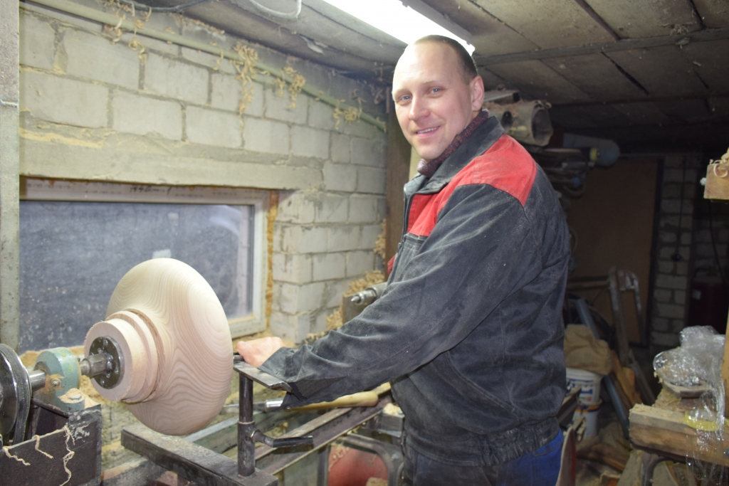 Darbnīcā. Skrīverietis Gunārs Koja savā kokotavā, kas izveidota mājas pagrabā.
Autors: Guna Skaistkalne