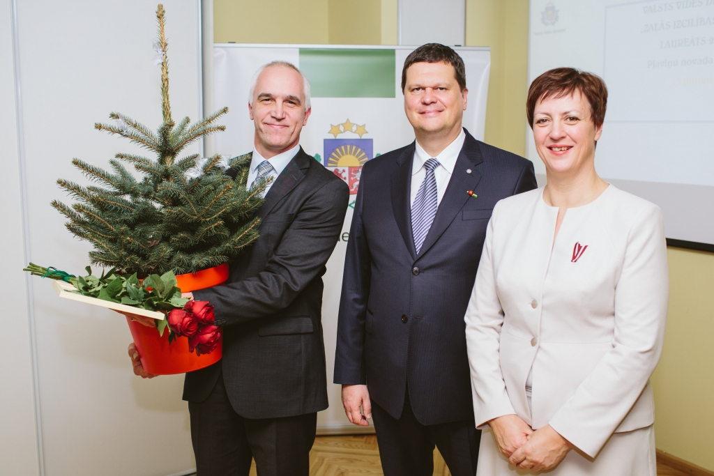 Saņem balvu. Pļaviņu novada domes priekšsēdētājas vietnieks Aigars Lukss (no kreisās) kopā ar vides aizsardzības un reģionālās attīstības ministru Kasparu Gerhardu un Valsts vides dienesta ģenerāldirektori Ingu Koļegovu Zaļās izcilības balvas pasniegšanas ceremonijā.                                                                       
Autors: publicitātes foto