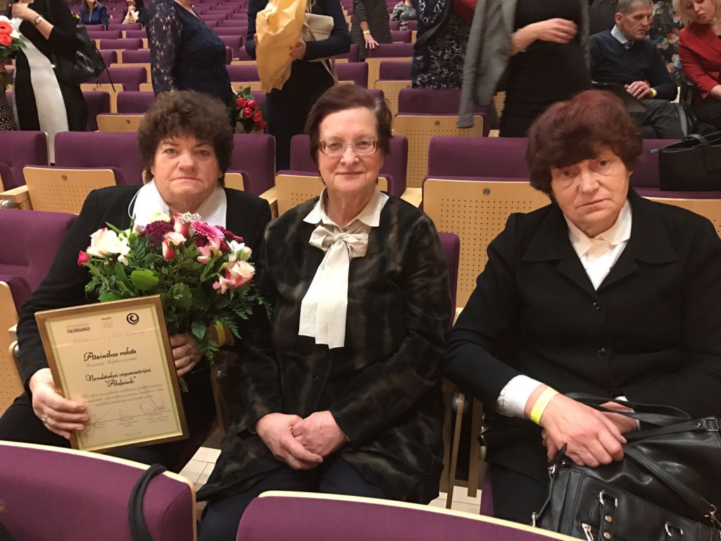 Novērtē paveikto. Biedrības “Ābeļziedi” vadītāja Anna Jukša (no kreisās) un organizācijas pārstāves Biruta Irēna Osīte un Ērika Gabranova.                                                                                                          
Autors: no “Ābeļziedi”