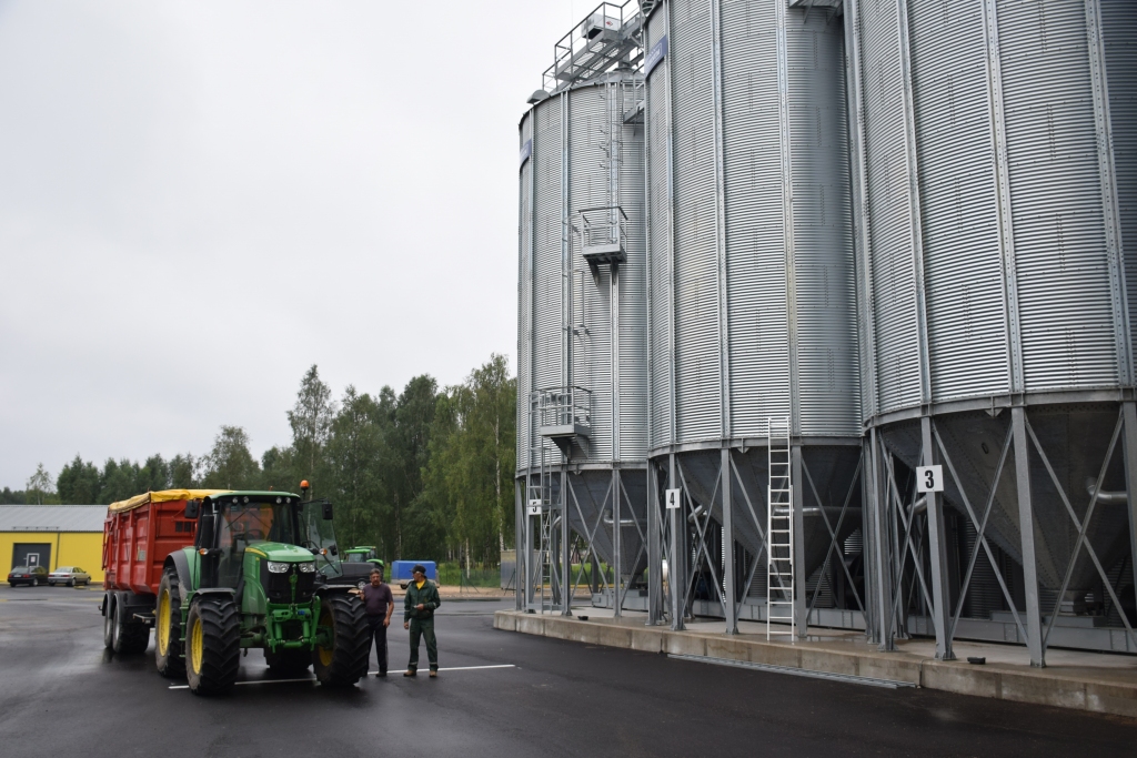 Kooperatīvās sabiedrības “Latraps” graudu pirmapstrādes komplekss Aizkrauklē. Šoruden iepirkuma cena kviešiem svārstās ap 160 eiro par tonnu, rapsim — ap 410 eiro par tonnu. Salīdzinājumam 2011. gadā kviešu cena bija 220 eiro, 2012. gadā rapsi iepirka par 550 eiro tonnā.

Autors: no “Staburaga” arhīva