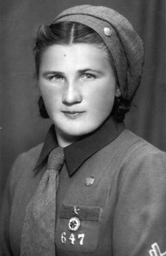 Karlīnes pēdējā fotogrāfija mazpulku formas tērpā 
1941. gada novembrī.
Autors: no Andra Rūtiņa albuma