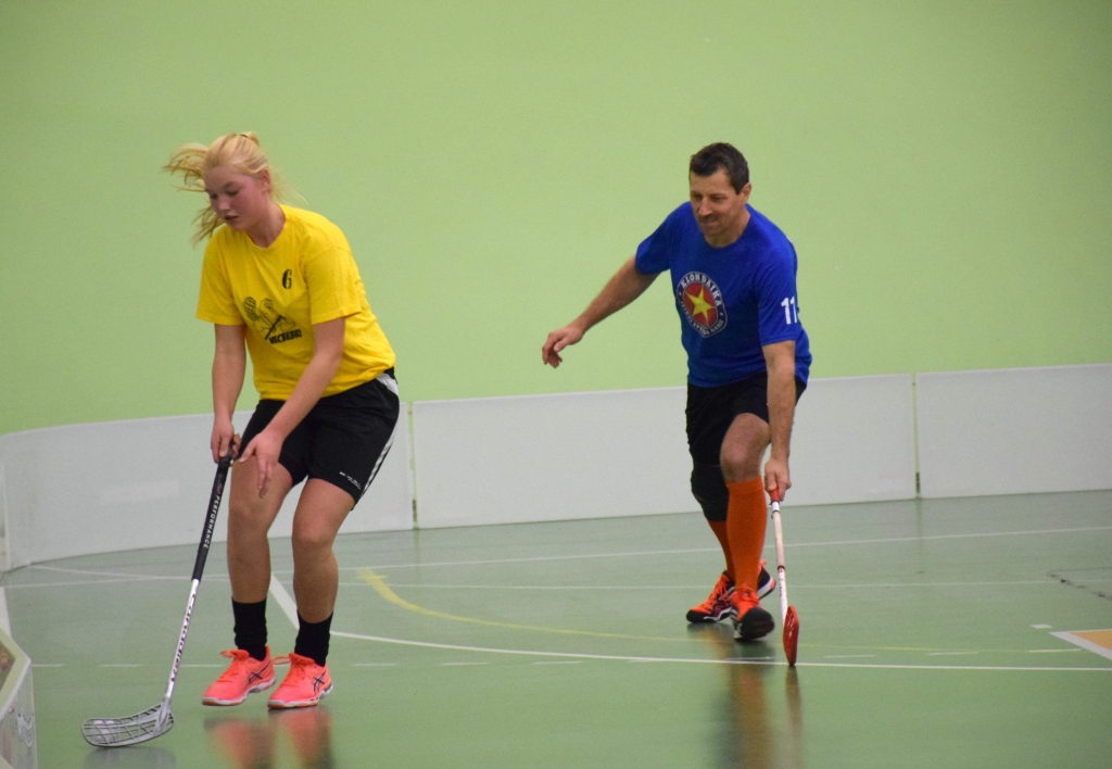 Aiziet, meitēn! Vakara otrajā mačā komandai “Daudzese/Klondaika” pretī stājās Vecbebru florbolisti un turnīra vienīgā daiļā dzimuma pār­stāve — Eva Tomaševska.
Autors: Viesturs Kaktiņš