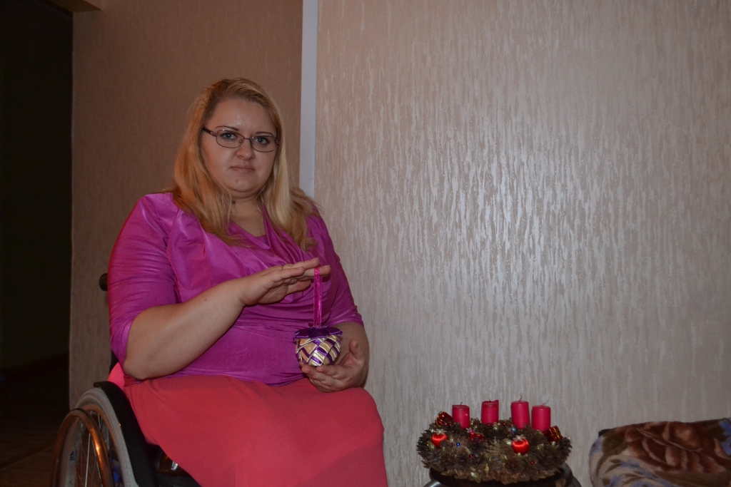 ROTA UN DĀVANA. Marinas Bivainītes rokām top bumbas no atlasa lentītēm — tās var dāvināt, un ar tām var rotāt eglīti. 
Autors: Elita Brovacka