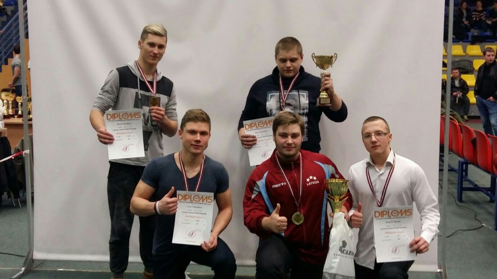 Aizkraukles jauniešu komanda: otrajā rindā no kreisās — Mareks Andrejevs un Dainis Limanovskis, pirmajā rindā no kreisās — Lauris Pojasņikovs, Oļegs Kudrjavcevs un Rolands Tērauds.       
Autors: Jurijs Ivaņušins