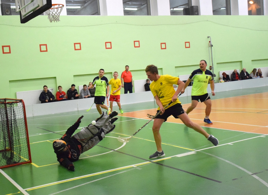 Kājām gaisā! Vienības “Silarozes” vārtsargs visiem spēkiem centās atvairīt Vecbebru spēlētāju mēģinājumus gūt vārtus.
Autors: Viesturs Kaktiņš