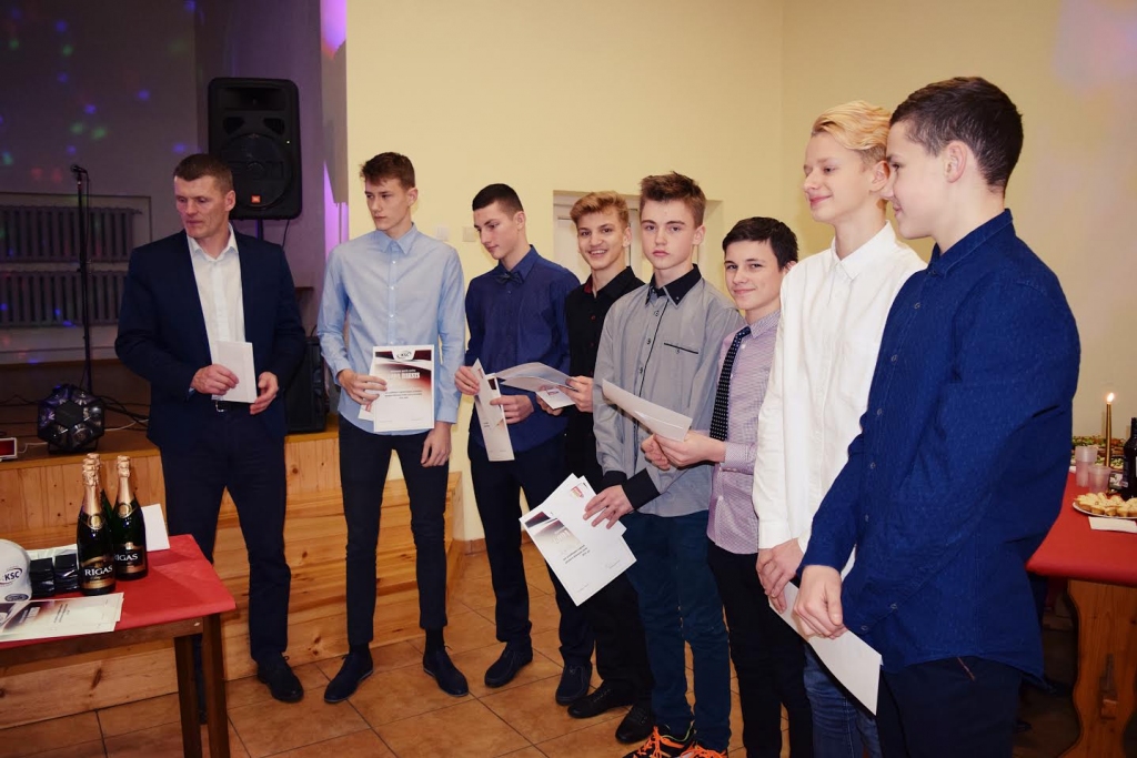 JAUNIE VOLEJBOLISTI Ivara Māliņa (no kreisās) vadībā.  	
Autors: Irēna Žabinska