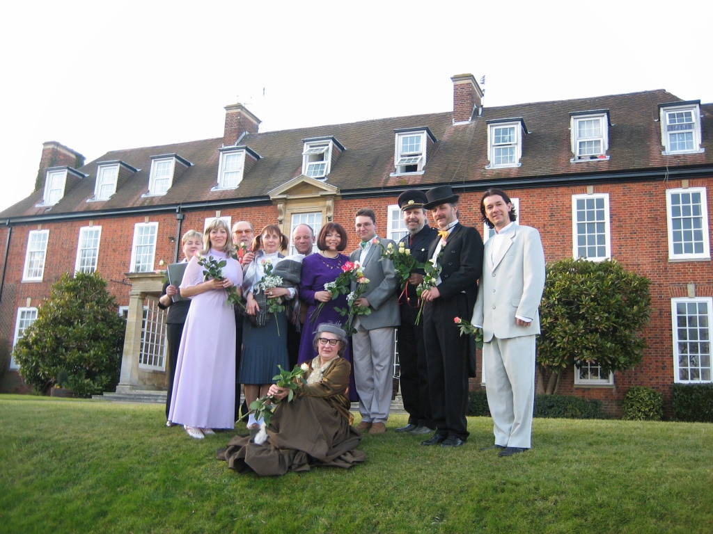 Viesizrādes 2006. gadā ārzemju latviešiem. Pēc izrādes Rofantas muižā Skrīveru amatierteātris ciemojās Anglijas vidienē — ārzemju latviešu īpašumā “Straumēni”.                                          
Autors: no Skrīveru amatierteātra